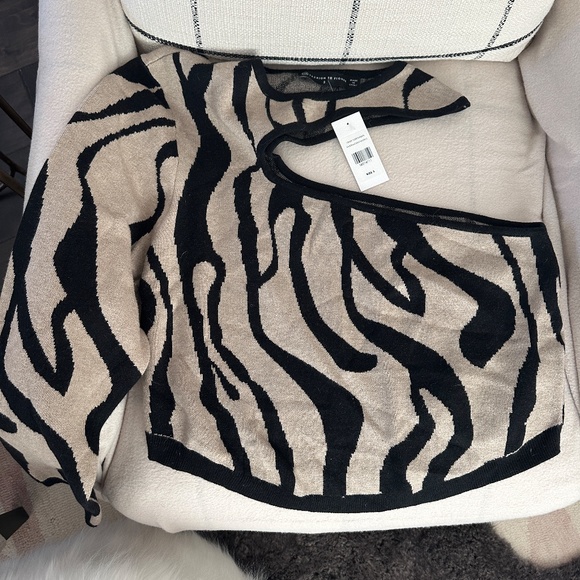 WOMEN'S PLUS SIZE - NWT FASHION TO FIGURE ONE SHOULDER SWEATER SZ 3 - Picture 3 of 4